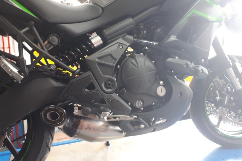 Kawasaki Versys 650 Akrapovic Fahrschule Aare Aemme 3