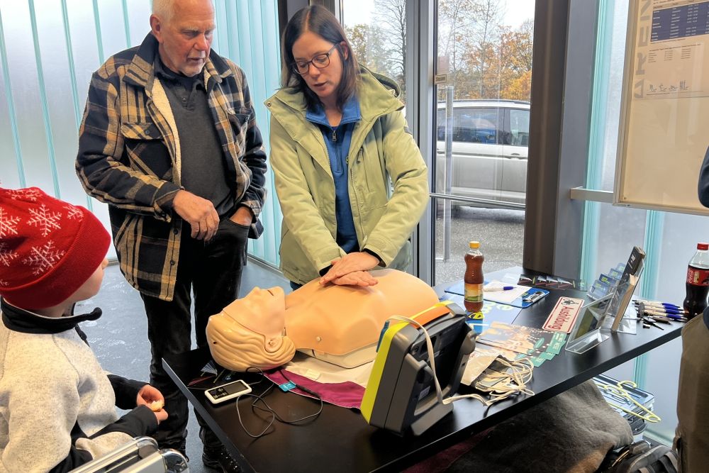 Pamela Isch beim erklären der Reanimation