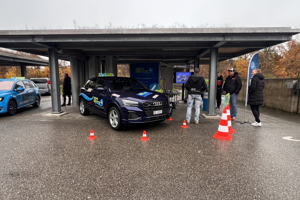 Fahrzeuge und Anhänger im Unterstand der Localnet Arena